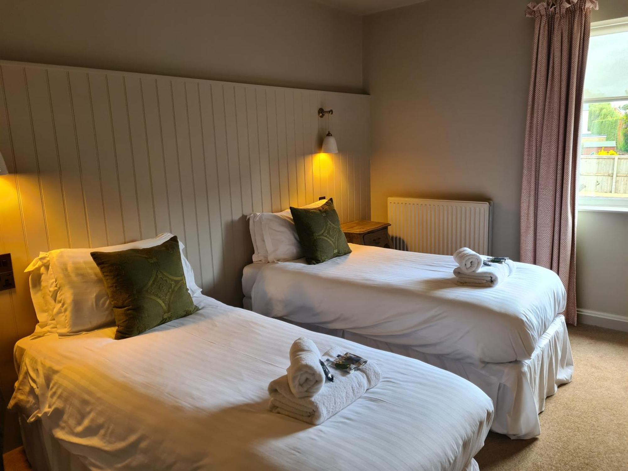 Priory Inn Тетбъри Екстериор снимка