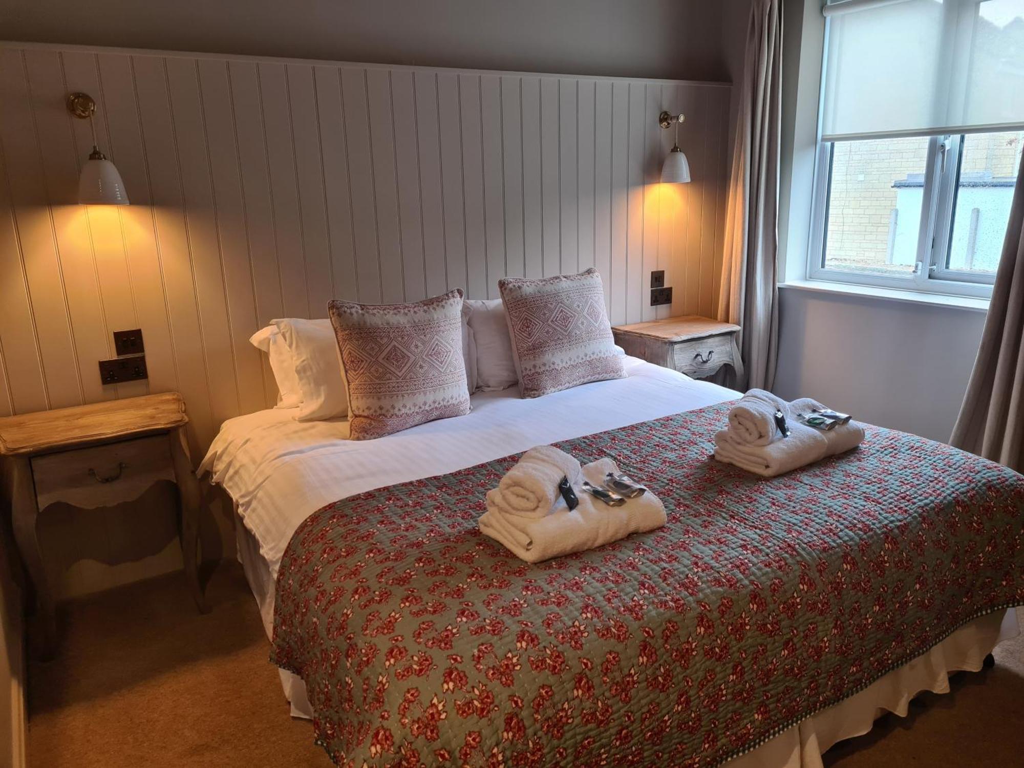 Priory Inn Тетбъри Екстериор снимка