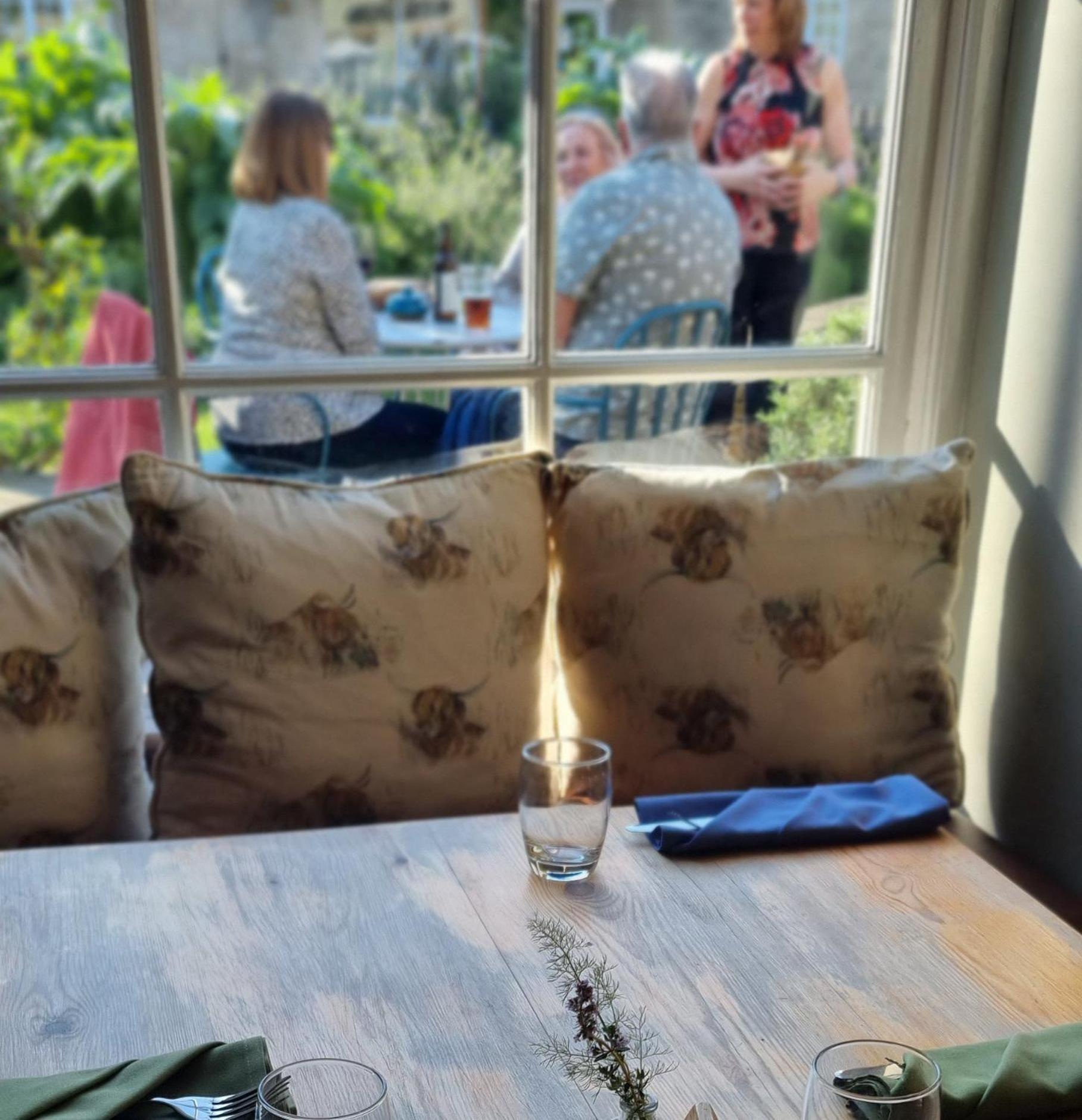 Priory Inn Тетбъри Екстериор снимка