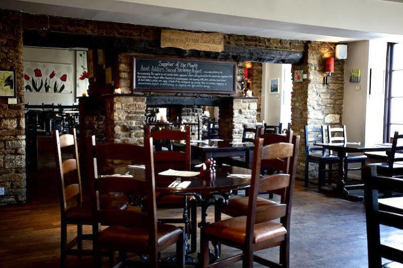 Priory Inn Тетбъри Екстериор снимка