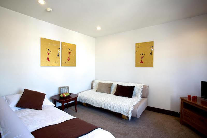 Priory Inn Тетбъри Екстериор снимка